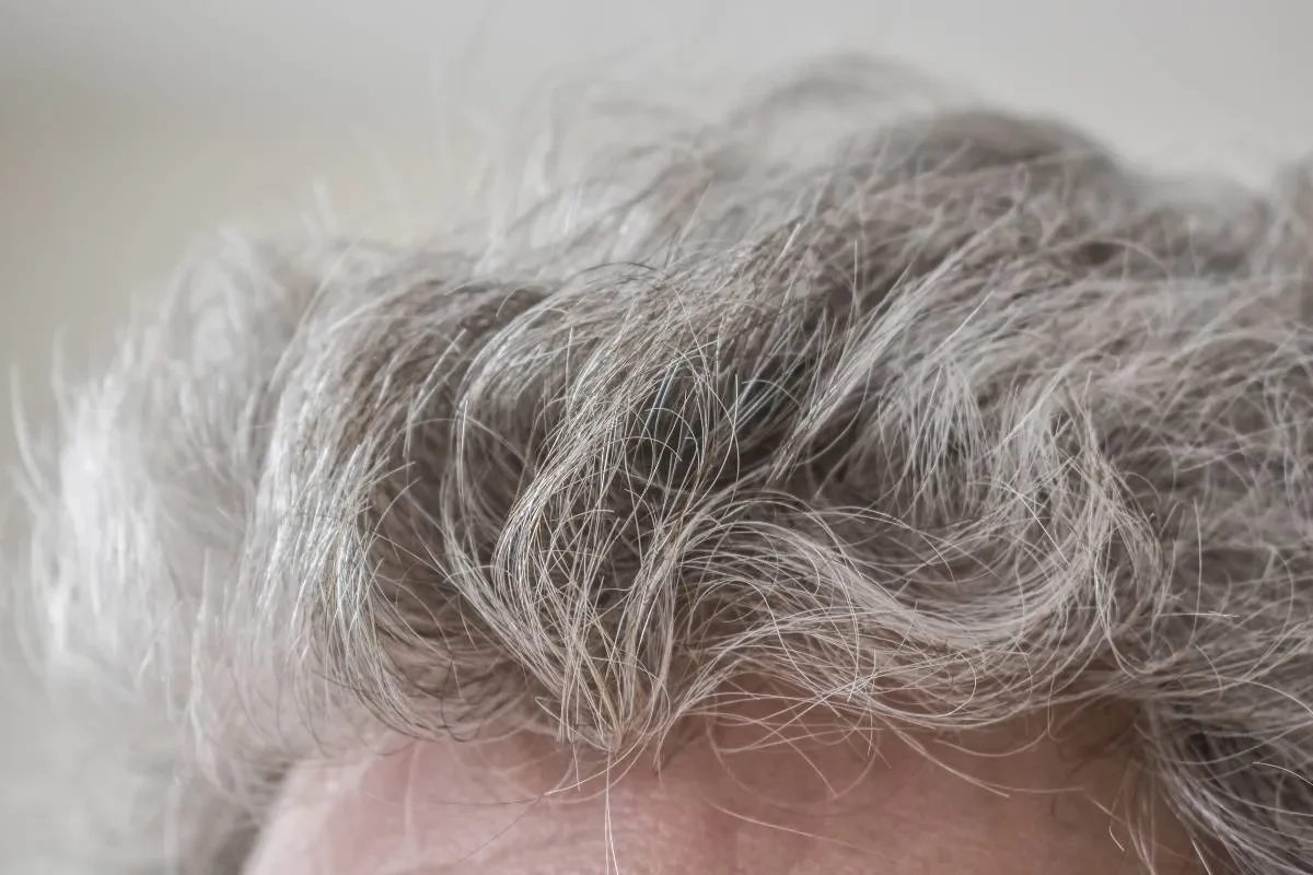 Effet bétadine sur les cheveux blancs : ce qu'il faut savoir